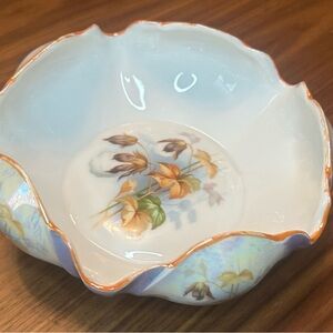 Vintage Royal Silesia Porcelain Bowl 6.5”
Scalloped Floral Iridescent Gilt Edge
